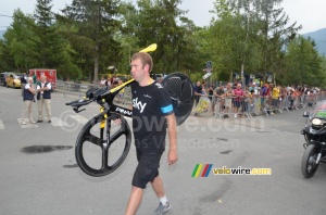 The change bike for Froome arrives to be checked (328x)