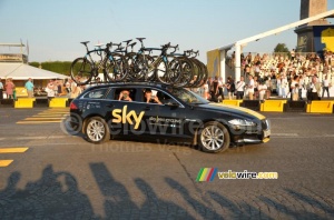 The Team Sky car in the colours of the yellow jersey (408x)