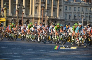 The coloured peloton in the light of the falling sun (1072x)
