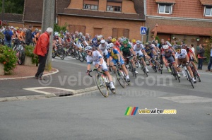 The peloton at the forelast visit of Isbergues at the start (265x)