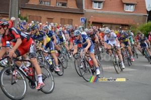 The peloton at the forelast visit of Isbergues at the start (2) (265x)