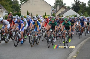 The peloton at the forelast visit of Isbergues at the start (3) (284x)