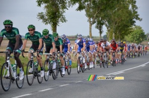 The Europcar and FDJ.fr teams in Hinges (287x)
