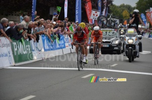 The leading trio crosses the line in Isbergues (259x)