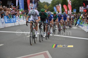 The peloton crosses the line in Isbergues (270x)