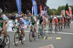 The peloton crosses the line in Isbergues (2) (261x)
