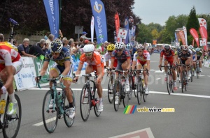 The peloton crosses the line in Isbergues (3) (247x)