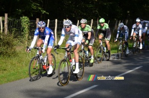 Laurent Mangel & Tom Stamsnijder leading the peloton (320x)