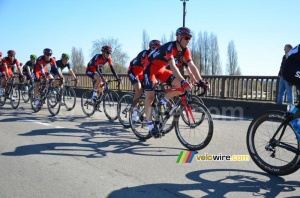 The BMC team on the bridge of Mantes-la-Jolie (250x)