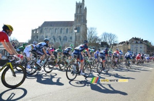 The peloton in front of the cathedral of Mantes-la-Jolie (251x)