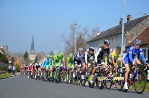 The peloton in Saint-Fargeau (2) (352x)