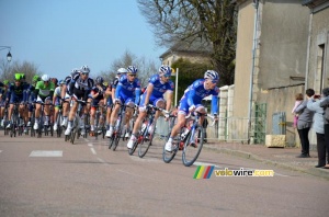 The peloton in Bouhy (237x)