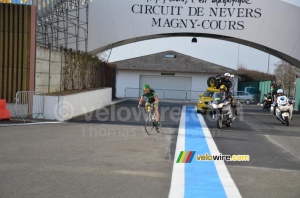 Perrig Quémeneur (Europcar) still leading solo when he arrives on the circuit (351x)