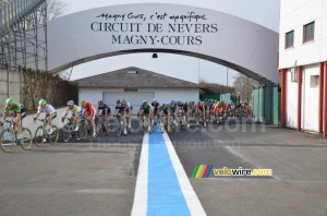 The peloton arrives on the circuit (226x)