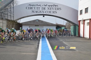 The peloton arrives on the circuit (2) (243x)