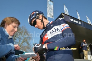 Sylvain Chavanel (IAM Cycling) signe un autographe (345x)