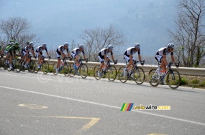 The Team Giant-Shimano leading the peloton towards the sprint (522x)