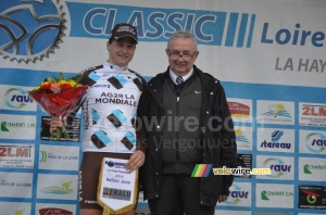 Alexis Gougeard (AG2R La Mondiale) with the race organisor (369x)