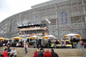 The finish at the foot of the Stade Pierre Mauroy (489x)