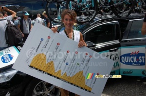 Flavie Rousse with the previous stage's profile, waiting to be signed (922x)