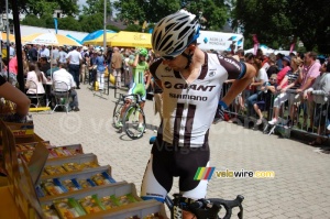 Albert Timmer takes some Powerbar products (475x)