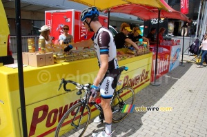 Albert Timmer takes some Powerbar products (2) (405x)