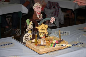 The cake for Daniel Mangeas celebrating 40 years on the Tour (562x)
