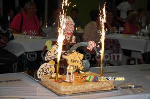 The cake for Daniel Mangeas celebrating 40 years on the Tour (2) (498x)