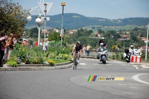 Only Jens Voigt takes the roundabout on the right (361x)