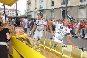 Arnaud Gerard & Anthony Delaplace (Bretagne-Seche) at the Powerbar stand (409x)