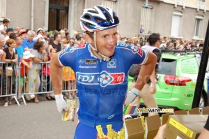 Mickael Delage (FDJ.fr) at the Powerbar stand (392x)
