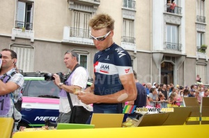 Roger Kluge (IAM) at the Powerbar stand (408x)