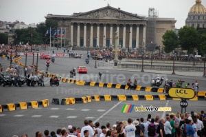 Richie Porte (Team Sky) crosses solo in front of the Assemblee Nationale (376x)