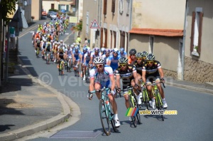 The peloton in Saint-Chartier (550x)