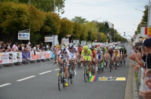 The peloton at the first crossing of the finish line (417x)