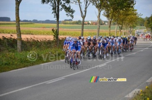 The FDJ.fr team leading the peloton in Hinges (420x)