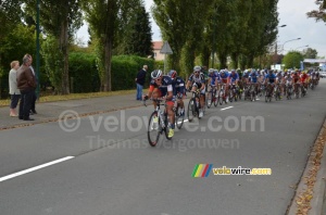 The peloton chasing Adrien Petit and Alexandre Pichot (449x)