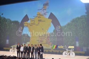 The riders in front of the map of the Tour de France 2015 (569x)