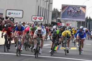 André Greipel (Lotto-Soudal) remporte l'étape à Saint-Amand-Montrond (451x)