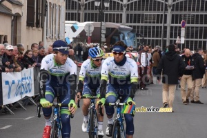 The Orica-GreenEDGE team goes off to sign-in (388x)