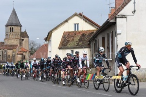 The peloton in Chappes (331x)