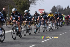 The peloton still led by Etixx-QuickStep on top of the Col de la Bosse (335x)