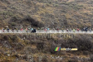 Le groupe de tête (23 coureurs) dans le Col de Vence (433x)