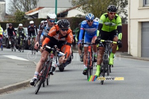 The 19 riders strong breakaway got away before the Côte du Cimétière (464x)