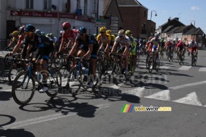 The peloton in Wallers (2) (321x)