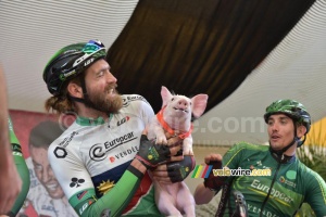 The piglet didn't want to be kissed by Dan Craven though (523x)