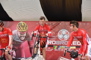Steve Chainel (Cofidis) shows off his skills at the team presentation (649x)