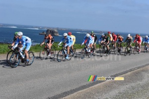 The peloton at the sea side (435x)