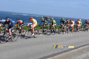 The peloton at the sea side (4) (414x)