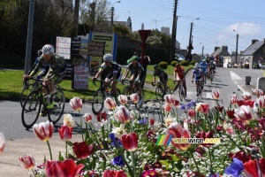 The chasing riders at the Ty-Ruz roundabout (367x)